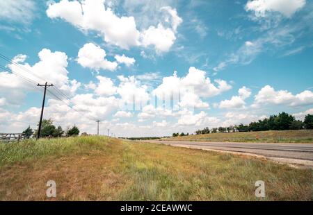 Vue à angle bas de l'autoroute vide passant par Texas Fields Avec montant utilitaire le long du côté Banque D'Images