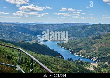 Gerês, Portugal - 30 août 2020 : vue sur la rivière Cavado et le parc national de Peneda-Geres, Gerês, Portugal Banque D'Images