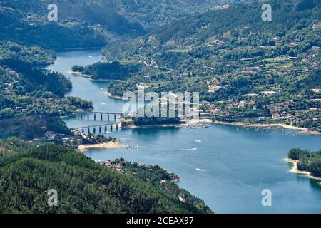 Gerês, Portugal - 30 août 2020 : vue sur la rivière Cavado et le parc national de Peneda-Geres, Gerês, Portugal Banque D'Images