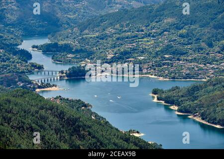 Gerês, Portugal - 30 août 2020 : vue sur la rivière Cavado et le parc national de Peneda-Geres, Gerês, Portugal Banque D'Images