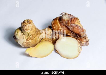 tranches de gingembre et de galange isolées sur fond blanc Banque D'Images