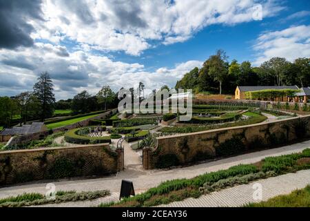 Jardin clos de parabola dans le jardin et l'hôtel restauré 'The Newt in Somerset', Bruton, Angleterre, Royaume-Uni. Banque D'Images