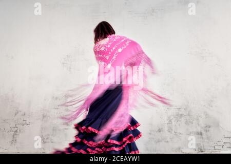 Danseuse de flamenco en action avec le costume de danse espagnol typique. Vitesse et mouvement élevés. Banque D'Images