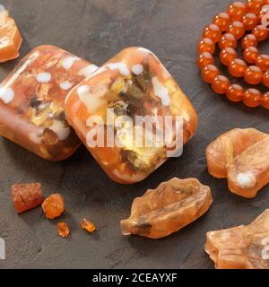 Savon fait maison en forme de pierres ambrées, petits porte-savon en forme de feuilles, morceaux d'ambre naturel et perles. Banque D'Images
