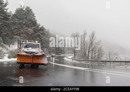 Chasse-neige déneigement en cours de blizzard Banque D'Images