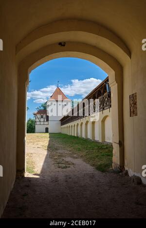 Vue à travers l'arche de l'ancien château de Liubcha, région de Grodno, Biélorussie Banque D'Images