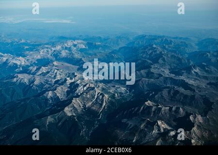 Vue aérienne pittoresque sur le paysage avec de nombreuses montagnes Banque D'Images