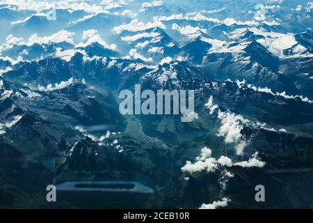 Vue sur la montagne et les nuages depuis l'avion Banque D'Images