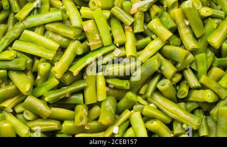 Haricots verts frits avec des oignons gros plan. Photo de haute qualité Banque D'Images