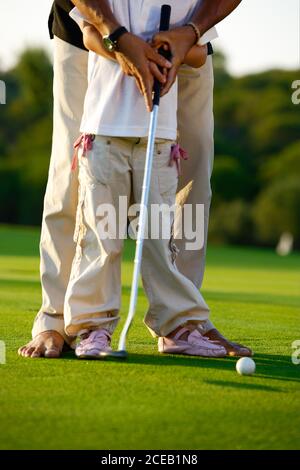 Hommes jouant au golf sur pelouse Banque D'Images