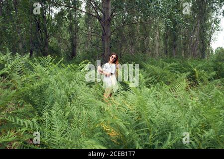 Jeune femme en herbe Banque D'Images