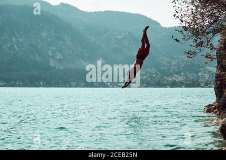 homme sautant dans l'eau Banque D'Images