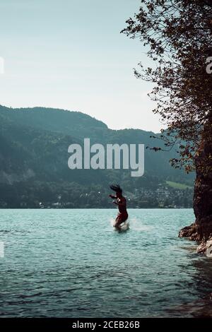 homme sautant dans l'eau Banque D'Images