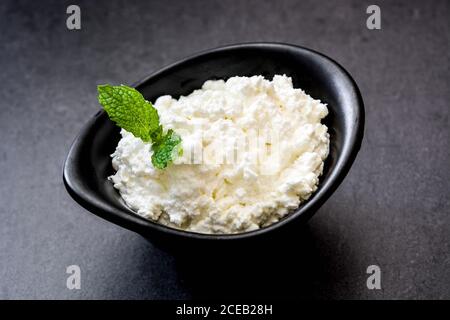 Fromage cottage frais dans un bol en métal Banque D'Images