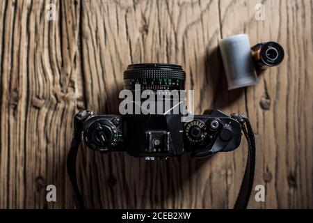 scène avec caméra analogique, bobines de film, sur une ancienne table en bois, vue aérienne Banque D'Images