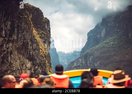 Groupe de touristes anonymes flottant en bateau dans le magnifique Sumidero Canyon à Chiapas, Mexique Banque D'Images