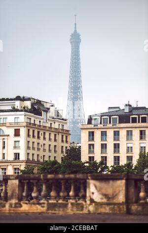 Maisons de Paris debout au milieu des arbres verts sur fond de La Tour Eiffel Banque D'Images