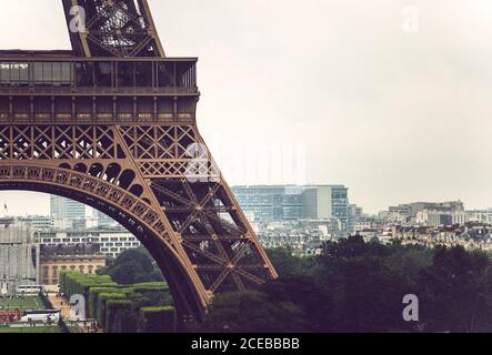 Partie de la Tour Eiffel sur fond de paysage urbain de Paris Banque D'Images