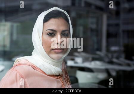 Belle femme marocaine avec hijab et robe typique arabe Banque D'Images