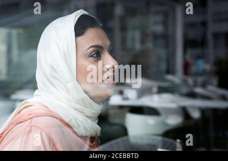 Belle femme marocaine avec hijab et robe typique arabe Banque D'Images