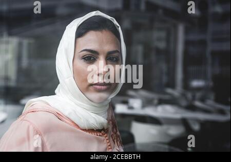 Belle femme marocaine avec hijab et robe typique arabe Banque D'Images