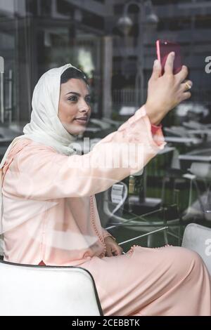 Belle femme marocaine avec hijab et robe typique arabe Banque D'Images