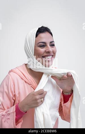 Belle femme marocaine avec hijab et robe typique arabe Banque D'Images