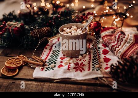 Diverses décorations de Noël se trouvent près d'une tasse de délicieux chocolat chaud et épices aromatiques Banque D'Images