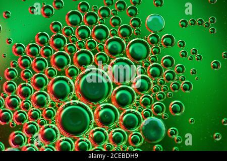 De nombreux gros plan ci-dessus résumé vert et orange, bulles d'eau sur le verre arrière-plan flou Banque D'Images