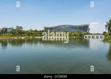 Chengdu, province du Sichuan, Chine - 26 août 2020 : bâtiment du Centre mondial du Nouveau siècle qui se reflète dans un lac par une journée ensoleillée avec un ciel bleu clair Banque D'Images