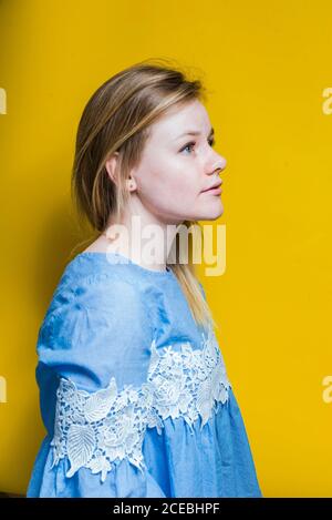 Femme blonde posant en studio Banque D'Images