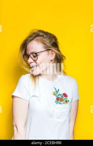 Femme blonde posant dans le mur Banque D'Images