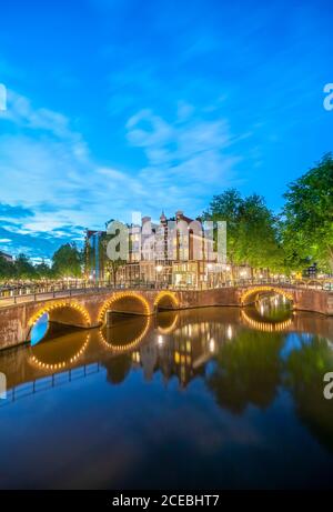 Ponts du canal d'Amsterdam. Canaux et ponts Keizersgracht et Leidsegracht la nuit. Ceinture du canal Grachtengordel d'Amsterdam, Canal Ring, patrimoine de l'UNESCO Banque D'Images