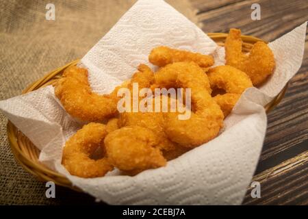 Crevettes de l'Atlantique frites en pâte sur une serviette en papier blanc dans un panier en osier. Gros plan Banque D'Images