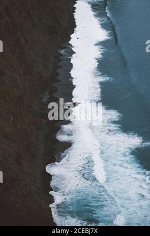 D'en haut de la photo de magnifiques vagues de mousse de mer incroyable se balader près de la falaise sur l'île de Tenerife, Espagne Banque D'Images