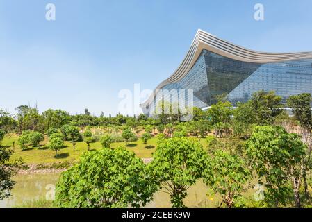 Chengdu, province du Sichuan, Chine - 26 août 2020 : vue sur le bâtiment du Centre mondial du Nouveau siècle depuis le parc Guixi par une journée ensoleillée avec un ciel bleu clair Banque D'Images