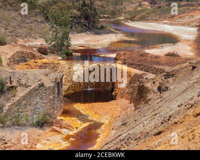 D'énormes flaques d'eau sale dans les fosses de Sao Domingos Au Portugal Banque D'Images