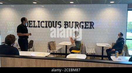 DeForest, Wisconsin, États-Unis. 31 août 2020. Les nouveaux employés assistent à une séance d'orientation et de formation dans un restaurant McDonald's près de DeForest, Wisconsin, le lundi 31 août 2020. Crédit : Mark Hertzberg/ZUMA Wire/Alay Live News Banque D'Images