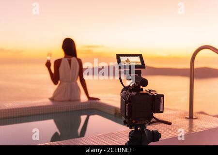 Caméra vidéo actrice filmant femme agissant pour le film sur un hôtel de luxe dans les coulisses de tournage. Equipement de vidéographie professionnel Banque D'Images