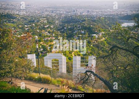 Los Angeles, Californie/États-Unis - le 8 avril 2018 célèbre attraction touristique un célèbre panneau hollywoodien surplombant Los Angeles Banque D'Images