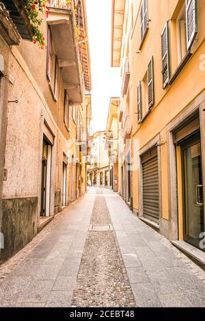 Bellagio. Lac de Côme. Italie - 21 juillet 2019 : ancienne rue étroite à Bellagio avec boutiques. Italie. Europe. Banque D'Images