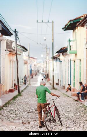 CUBA, le 14 septembre 2017 : belle vieille rue avec homme aîné à vélo Banque D'Images