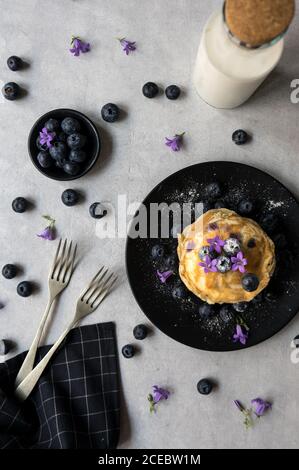 Pile de crumets appétissants avec des fleurs de myrtille et de myrtille décoration sur une table Banque D'Images