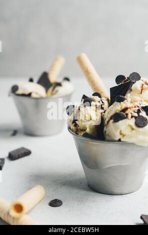 Glace à la vanille avec chocolat et gaufrettes Banque D'Images