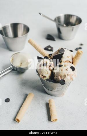 Glace à la vanille avec chocolat et gaufrettes Banque D'Images