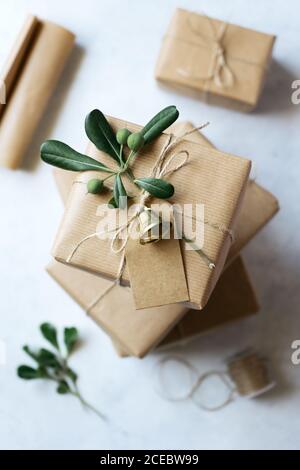 cadeaux enveloppés maison avec décoration de noël Banque D'Images