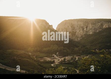 Vue à couper le souffle du soleil brillant sur de belles montagnes et vallée pittoresque Banque D'Images