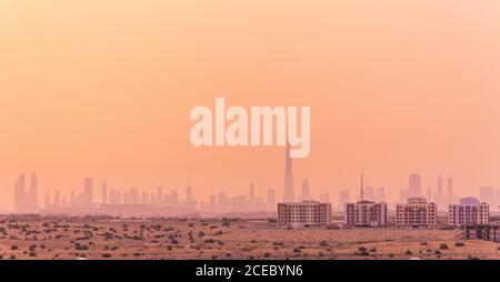 Drone majestueux de voir plus de ciel brumeux magnifique ville moderne en désert aride en Émirats Arabes Unis Banque D'Images