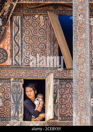 Bali, Indonésie - août 15 2015 : mère avec bébé et enfant regardant les fenêtres Banque D'Images