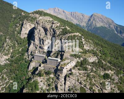 VUE AÉRIENNE.Fort de Tournoux, forteresse militaire au-dessus de la vallée de l'Ubaye, la Condamine-Châtelard, Alpes-de-haute-Provence, France. Banque D'Images